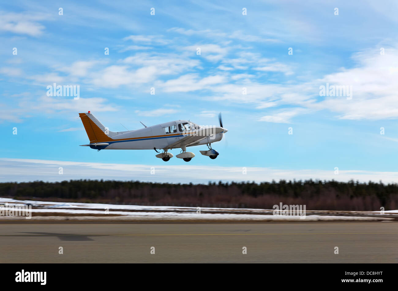 Piccolo aereo decollare in un aeroporto locale Foto Stock