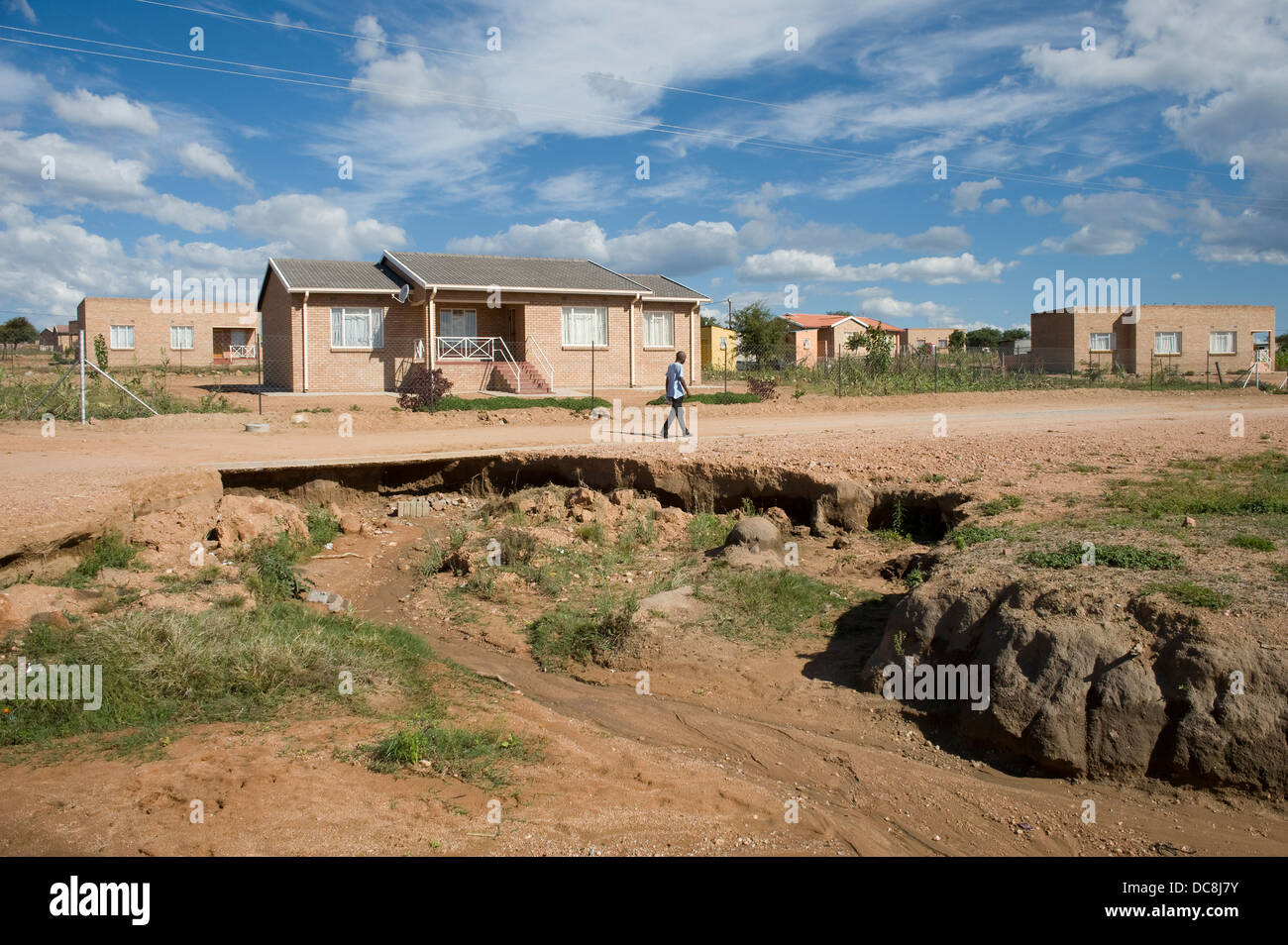 Sud Africa, 5-7 maggio 2010. R-Moode insediamento. Poveri di drenaggio strutture hanno causato una porzione della strada di essere lavato via. Foto Stock