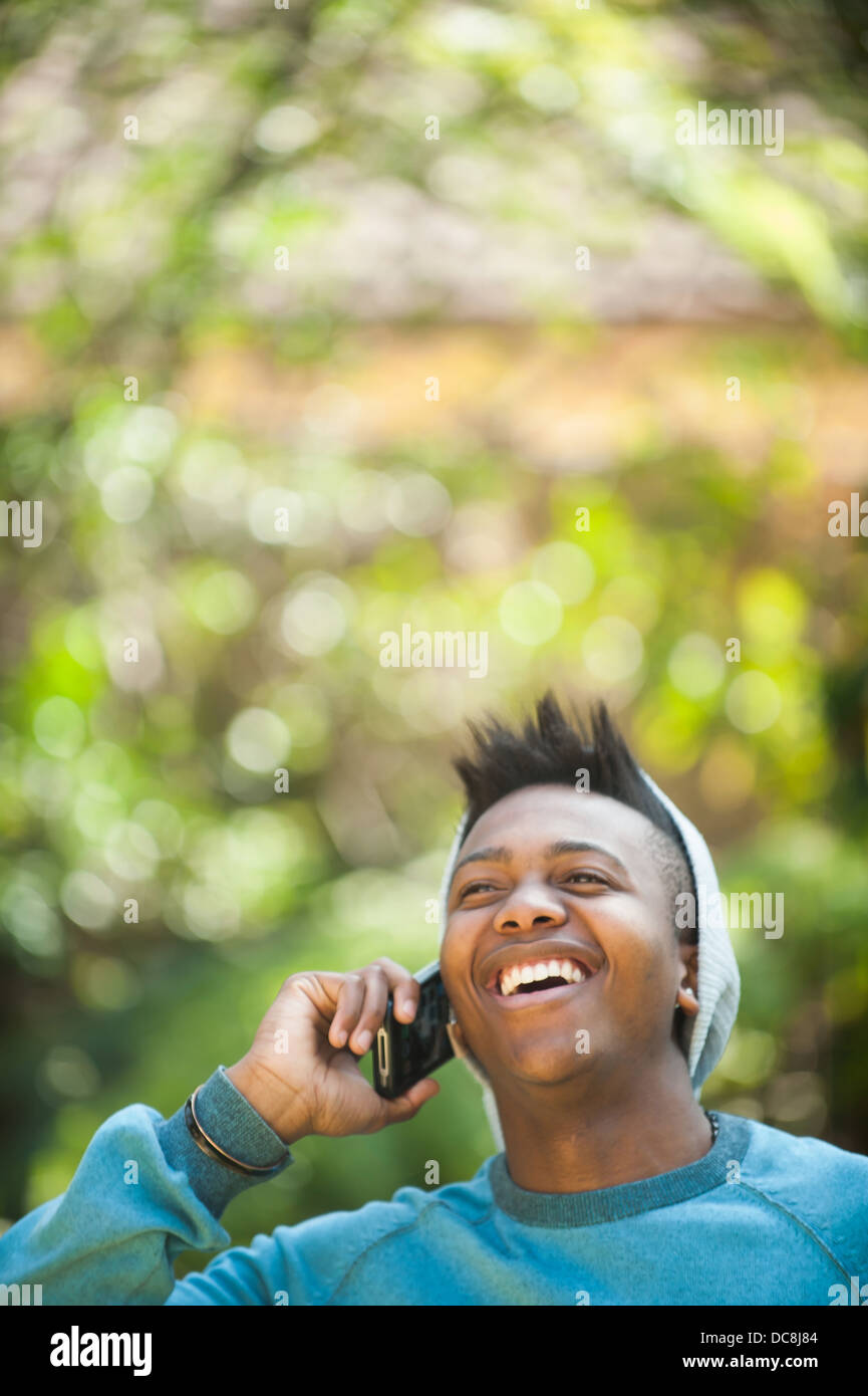 Giovane uomo che parla sul suo telefono cellulare Foto Stock