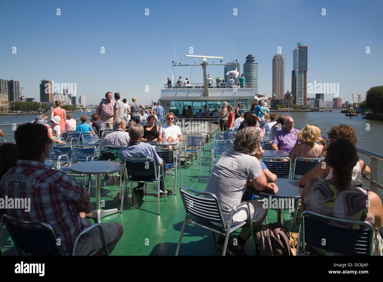 I passeggeri sul ponte godendo il sole su Spido gita in barca Rotterdam Paesi Bassi Foto Stock