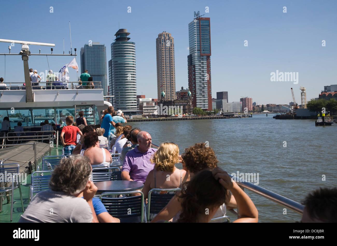 I passeggeri sul ponte godendo il sole su Spido gita in barca Rotterdam Paesi Bassi Foto Stock