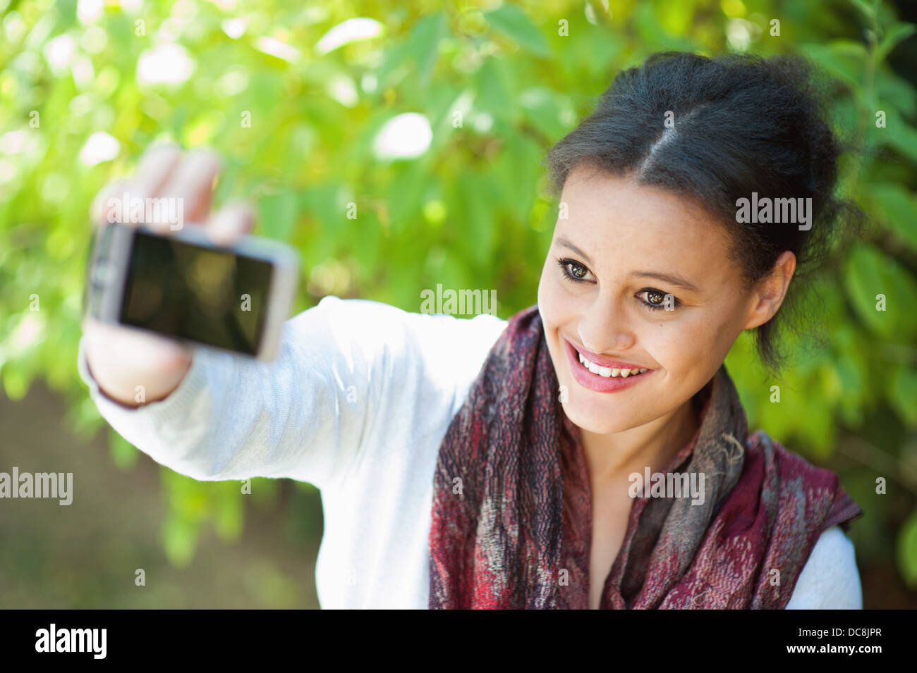 Giovane donna con un cellulare Foto Stock