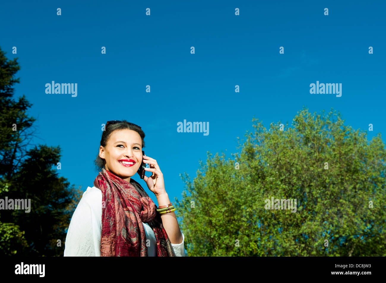 Giovane donna con un cellulare Foto Stock