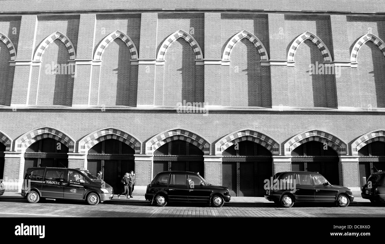 Taxi a Londra la linea al di fuori di un taxi alla stazione ferroviaria internazionale di St Pancras Station Foto Stock