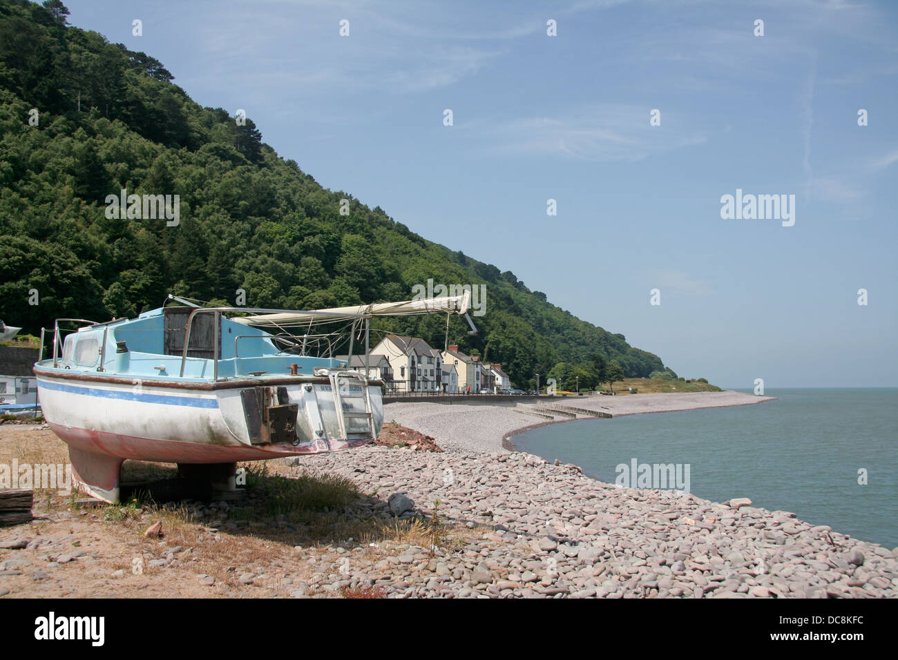 Spiaggia e scogliere boscose Minehead Somerset England Regno Unito Foto Stock