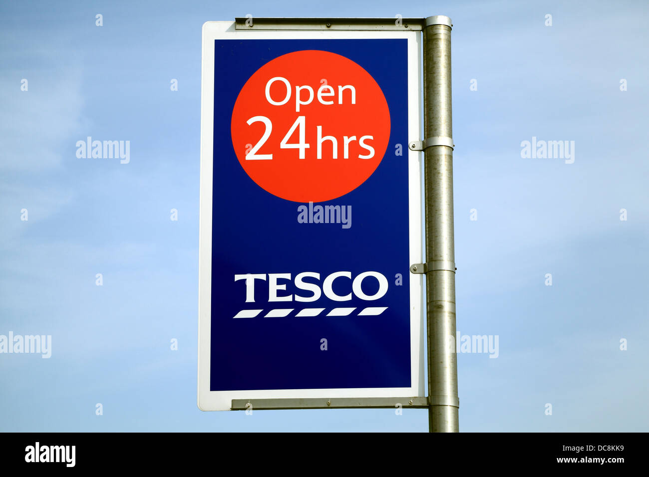 Supermercato Tesco, aperto 24 ore segno, England Inglese UK supermercati Foto Stock