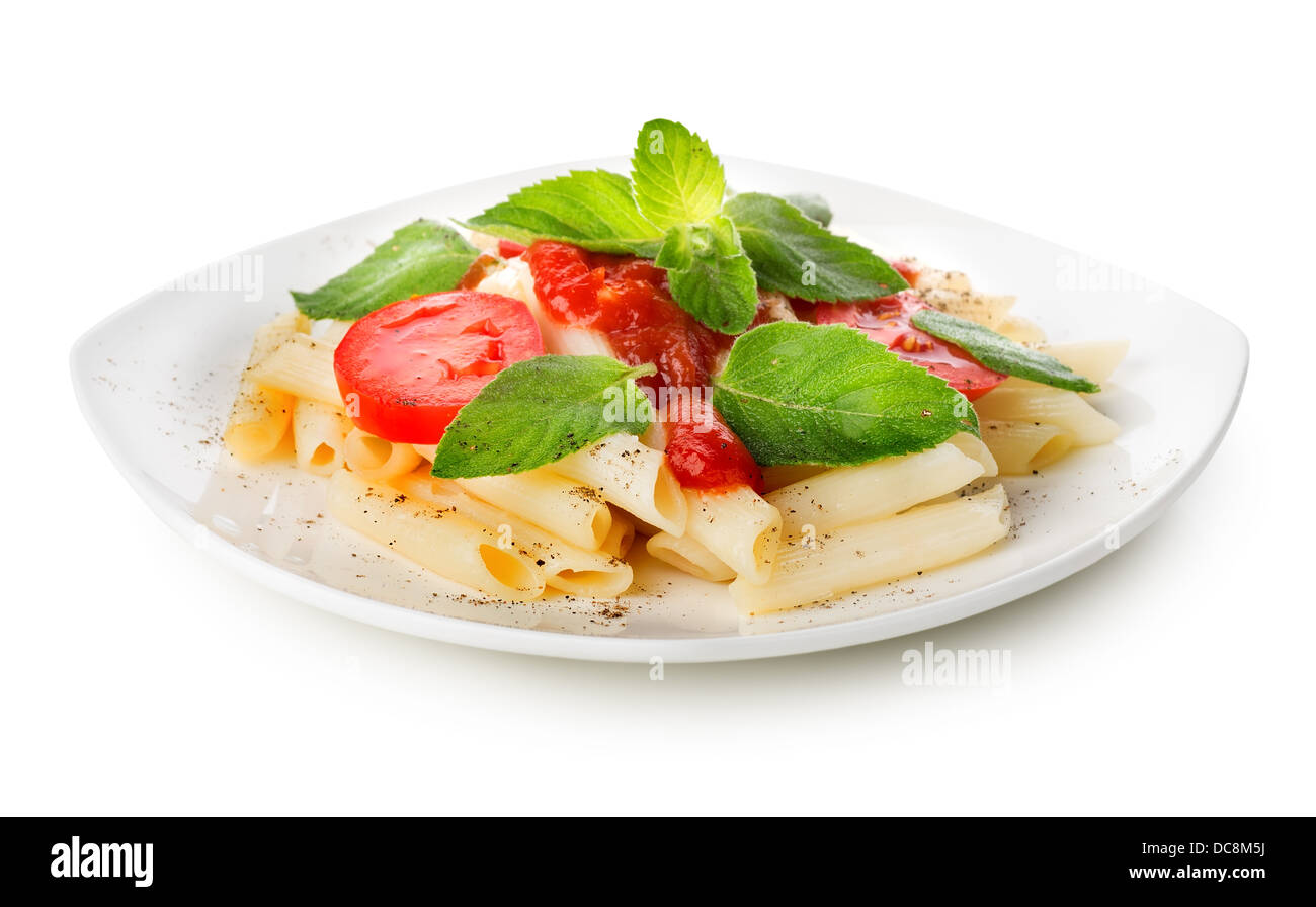 Pasta con ketchup e verde isolato su sfondo bianco Foto Stock