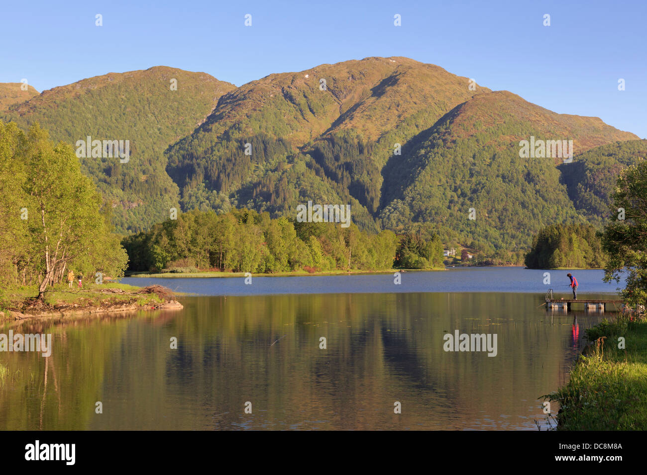 Il lago di Haukeland con l uomo la pesca in estate vicino a Bergen Hordaland, Norvegia e Scandinavia Foto Stock