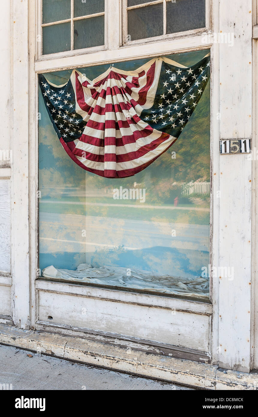 Una bandiera americana Banner nella finestra del vecchio VFW hall a Saratoga Springs New York Foto Stock