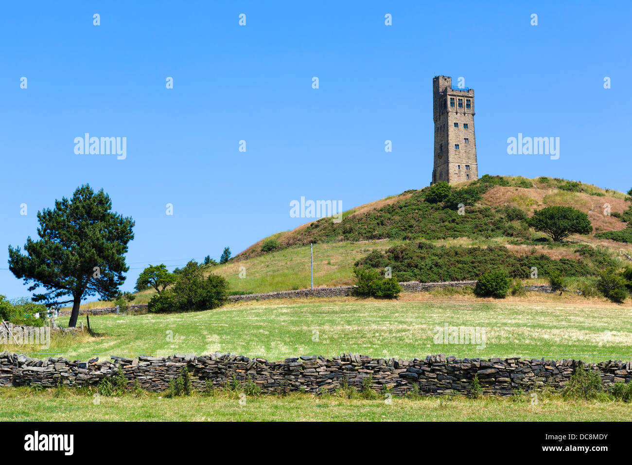 Victoria torre sulla collina del castello a Huddersfield, West Yorkshire, Inghilterra Foto Stock