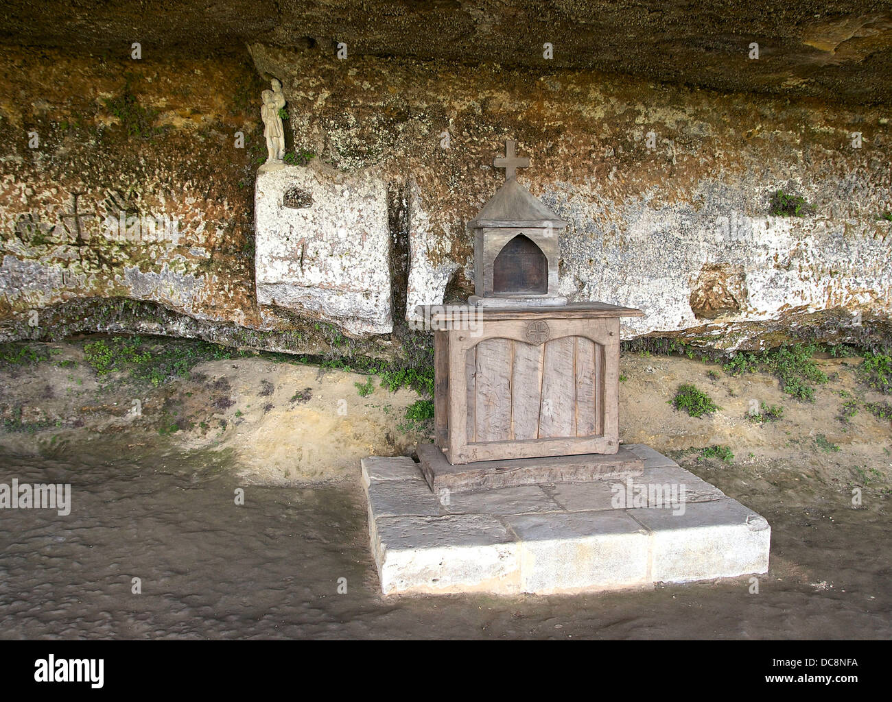 Altare di legno e tabernacolo (ricostruzione), nella cappella troglodite del borgo medievale di Roque ofLa Saint-Christophe, Dord Foto Stock