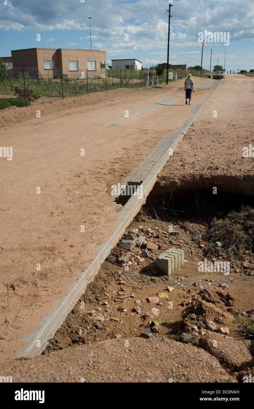 Sud Africa, 5-7 maggio 2010. R-Moode insediamento. Poveri di drenaggio strutture hanno causato una porzione della strada di essere lavato via. Foto Stock