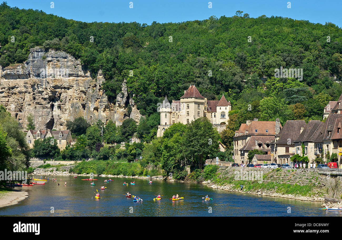 Paesaggio Dordogne, da sinistra a destra: la rupe del castello e Malartrie (XIX) in Vézac poche case Vitrac. Canoisti sul Dordog Foto Stock