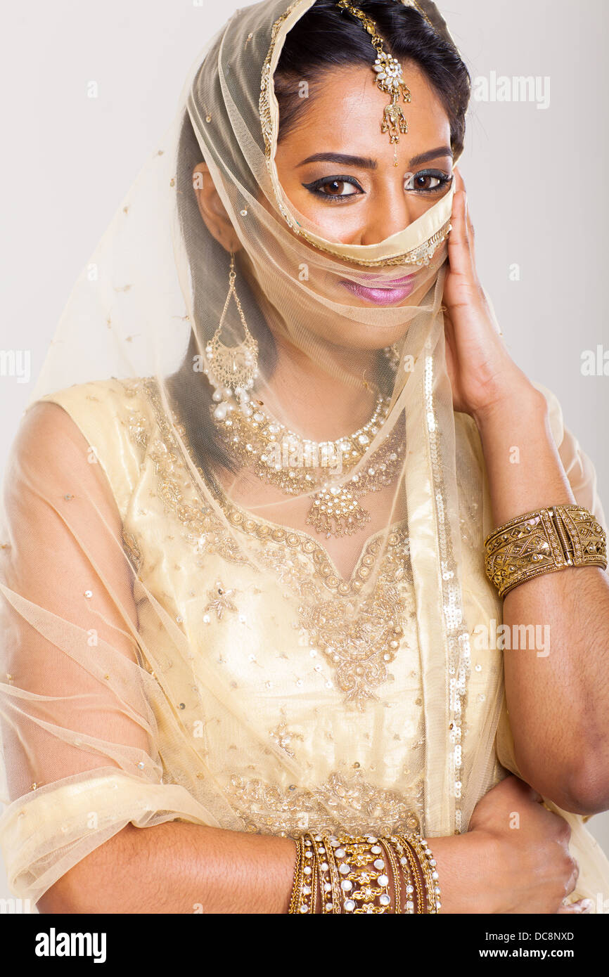 Attraente donna indiana indossando saree su sfondo semplice Foto Stock