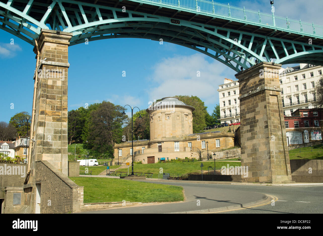 Vista della Rotunda Museo attraverso il ponte spa Scarborough Regno Unito Foto Stock