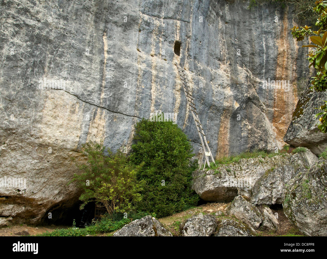 Nella roccia, la grotta preistorica (magdalenian ser, 15.000BP, sotto), e la medievale "watcher foro dell' (sopra), Laugerie-bass Foto Stock
