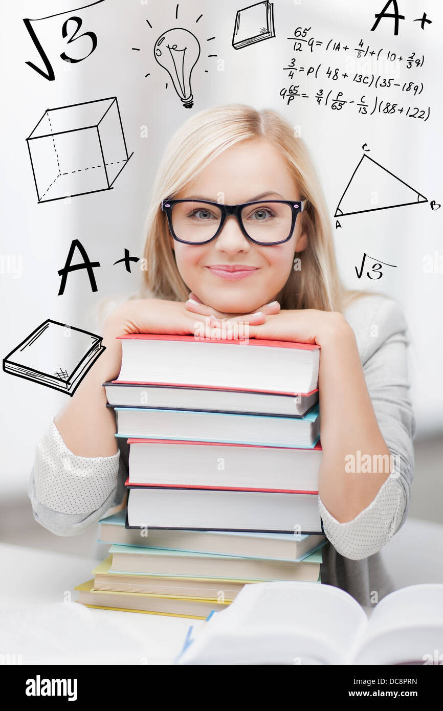 Studente con la pila di libri e scarabocchi Foto Stock