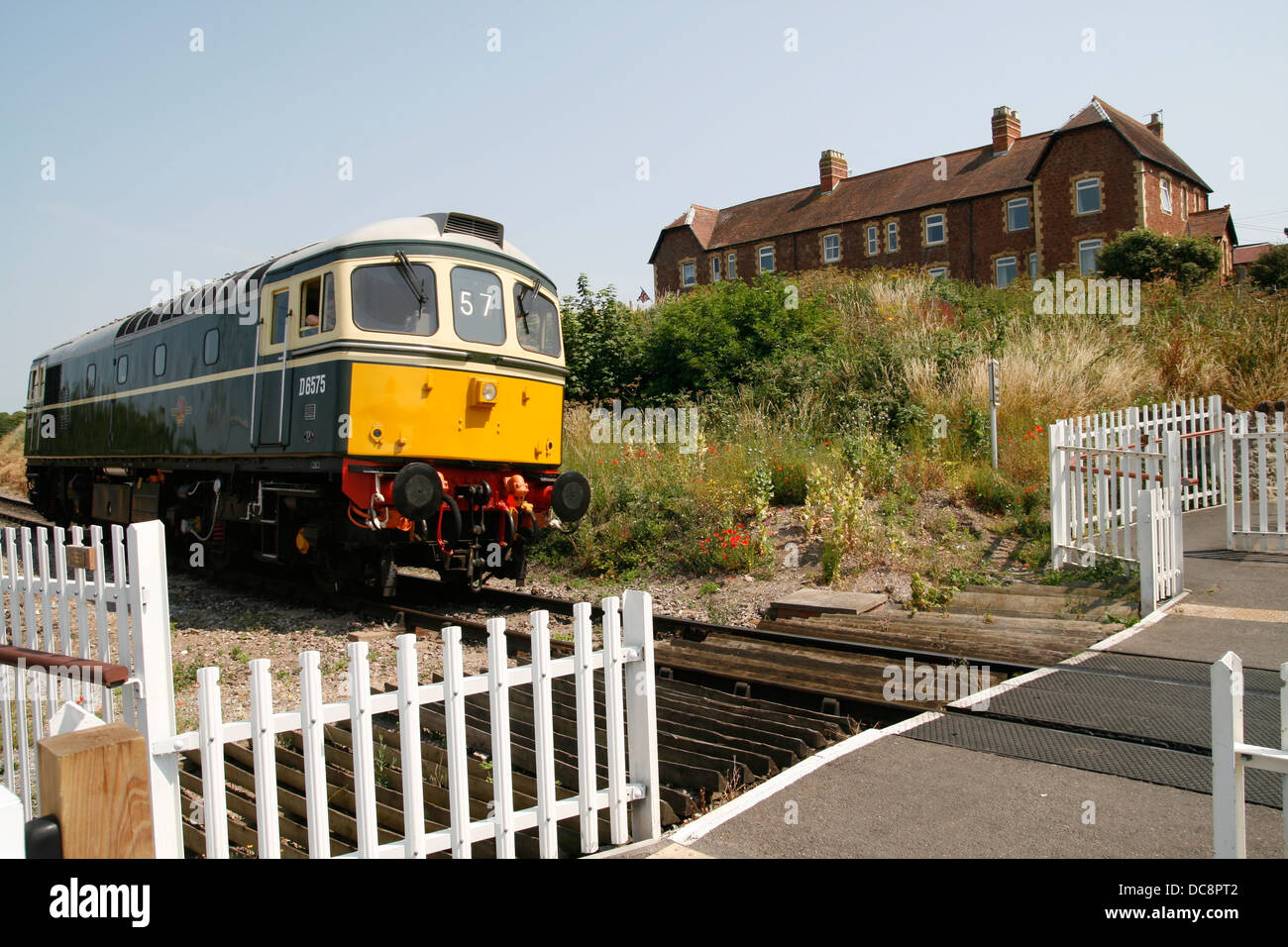 West Somerset Railway treno diesel passaggio a livello Watchet Somerset England Regno Unito Foto Stock