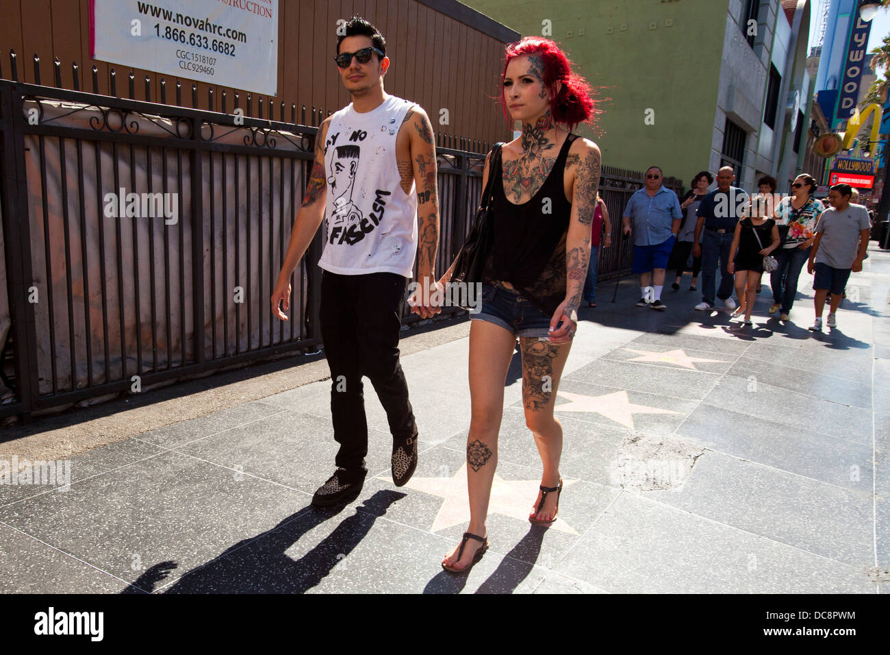 Giovane camminando su Hollywood Boulevard, Los Angeles, California, Stati Uniti d'America Foto Stock