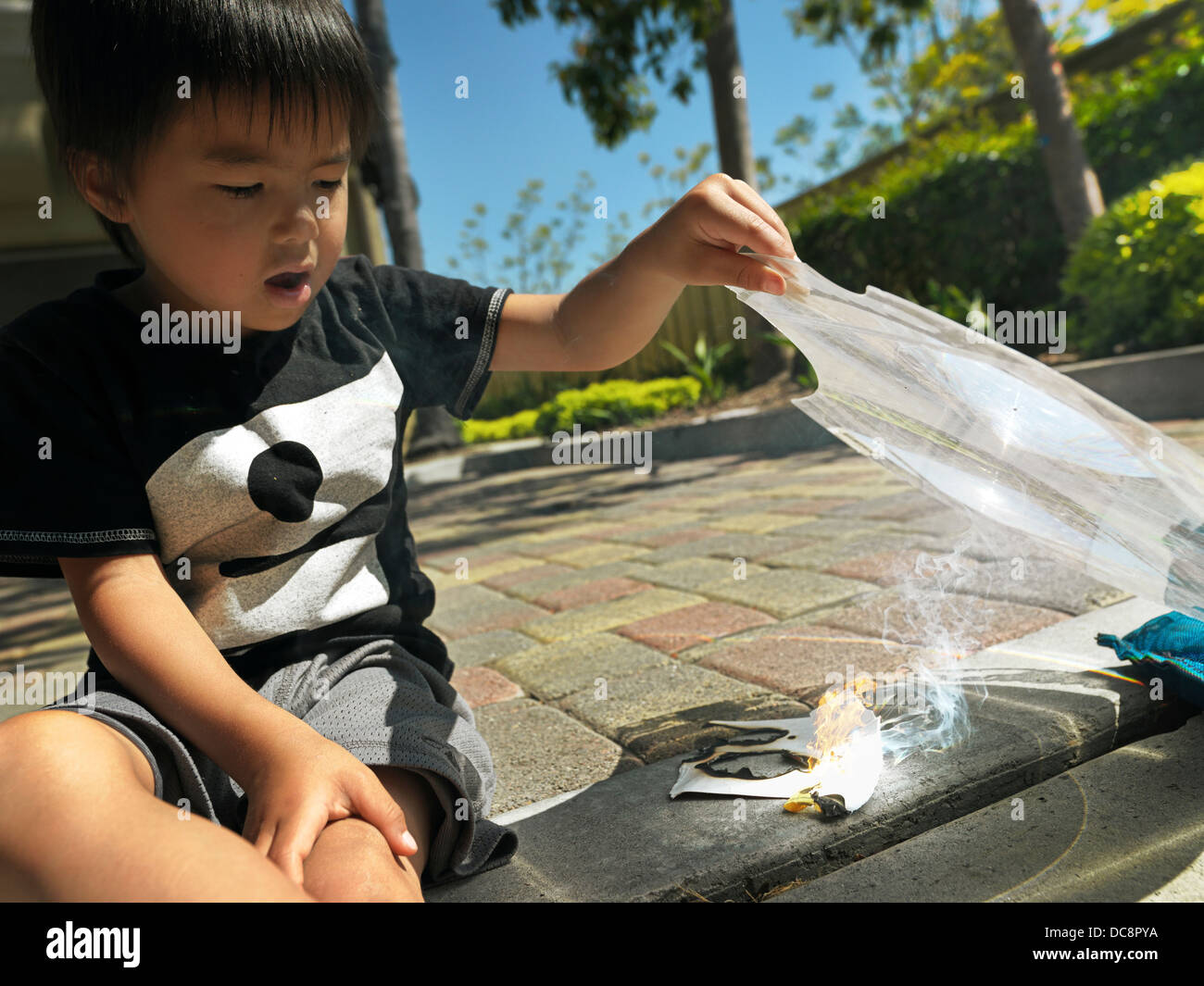 Kid messa a fuoco con una lente di ingrandimento. Foto Stock