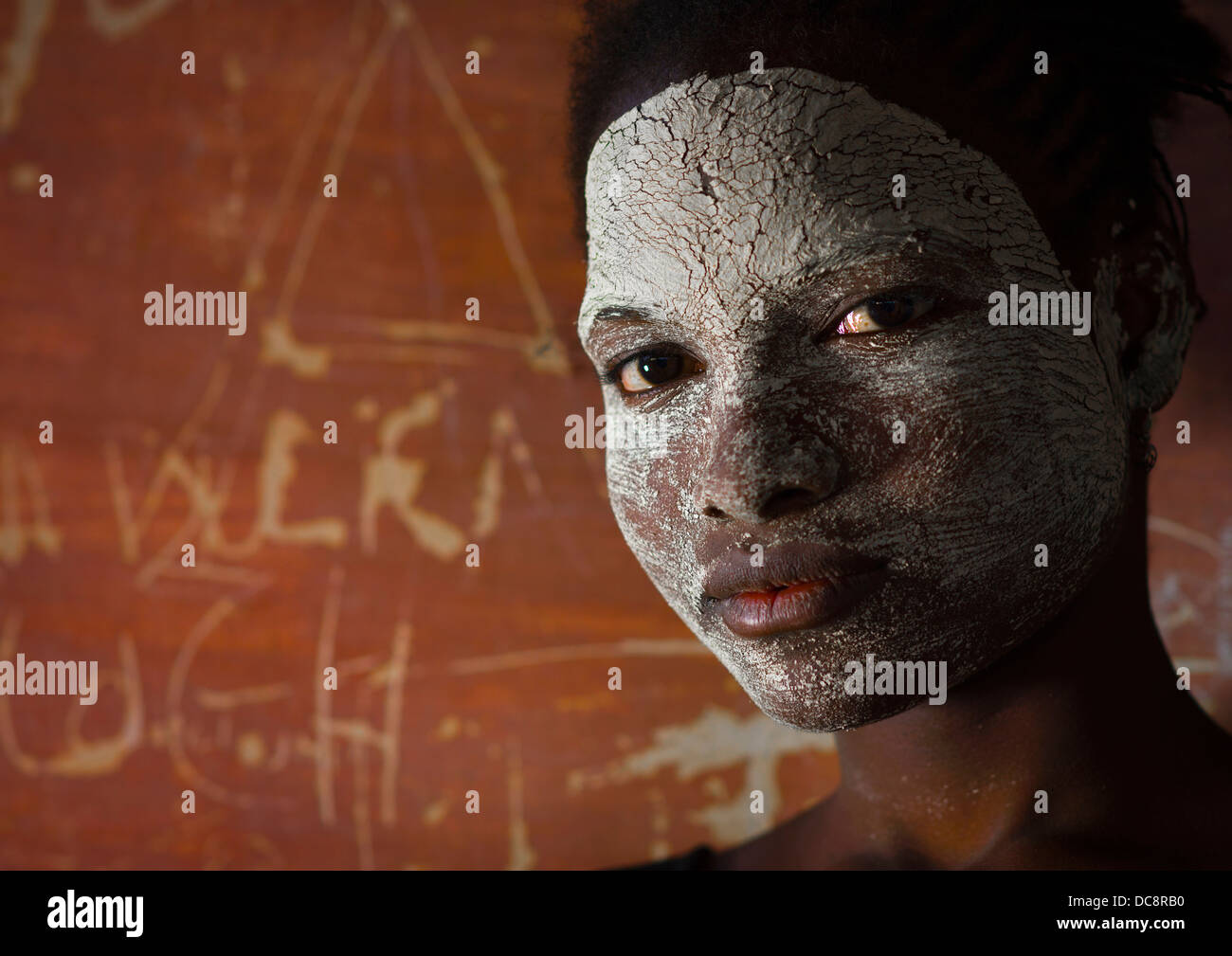 Donna con Muciro maschera facciale, Ibo Island, Mozambico Foto Stock