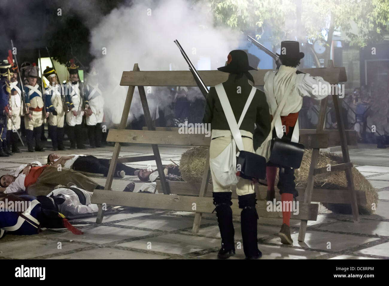 I soldati a sparare contro il nemico in rappresentanza della battaglia di Bailen, Bailén provincia di Jaén, Andalusia, Spagna Foto Stock