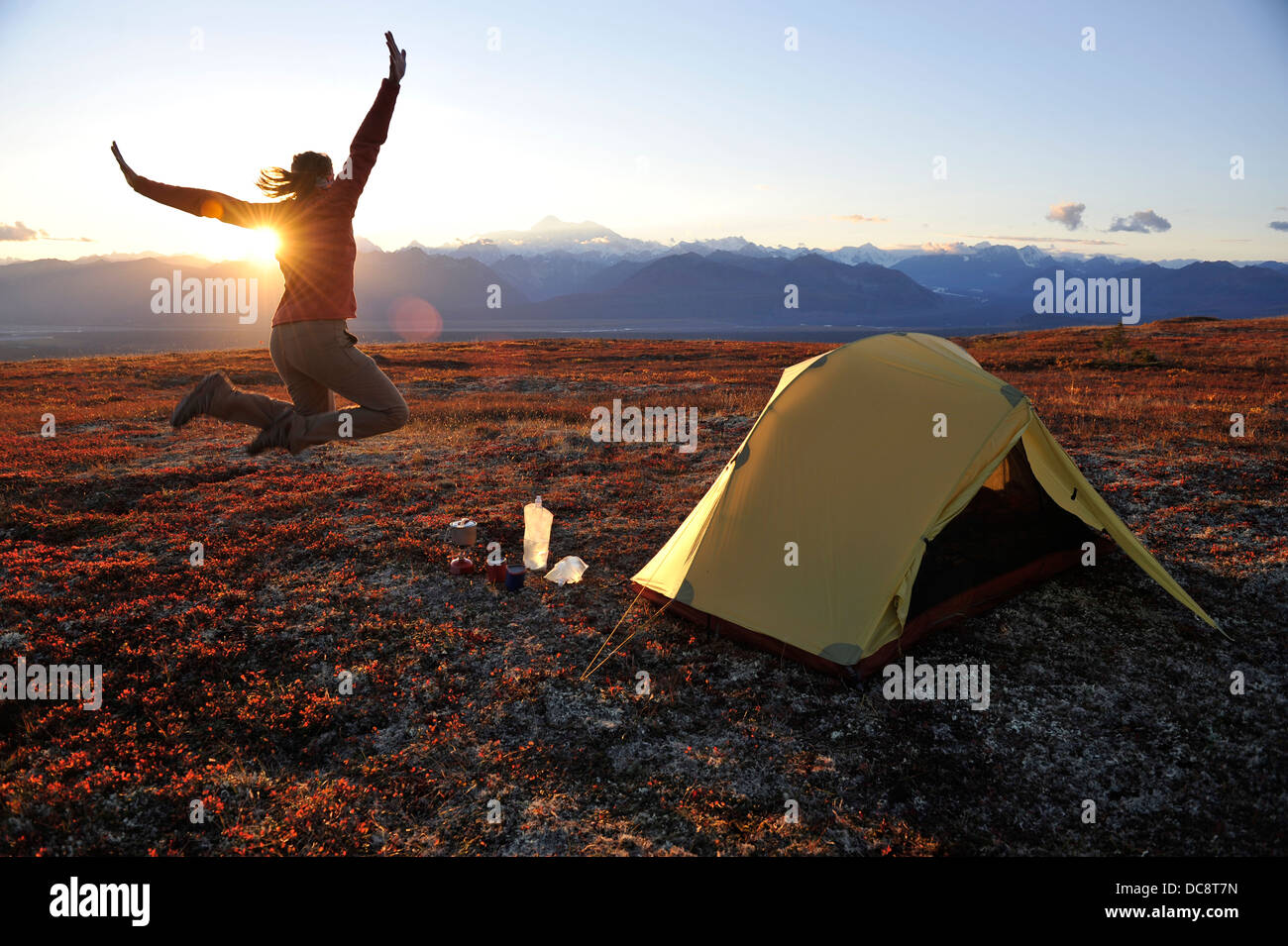 Backpacker campeggio a Kesugi Ridge Trail nel Denali State Park, Alaska. Foto Stock