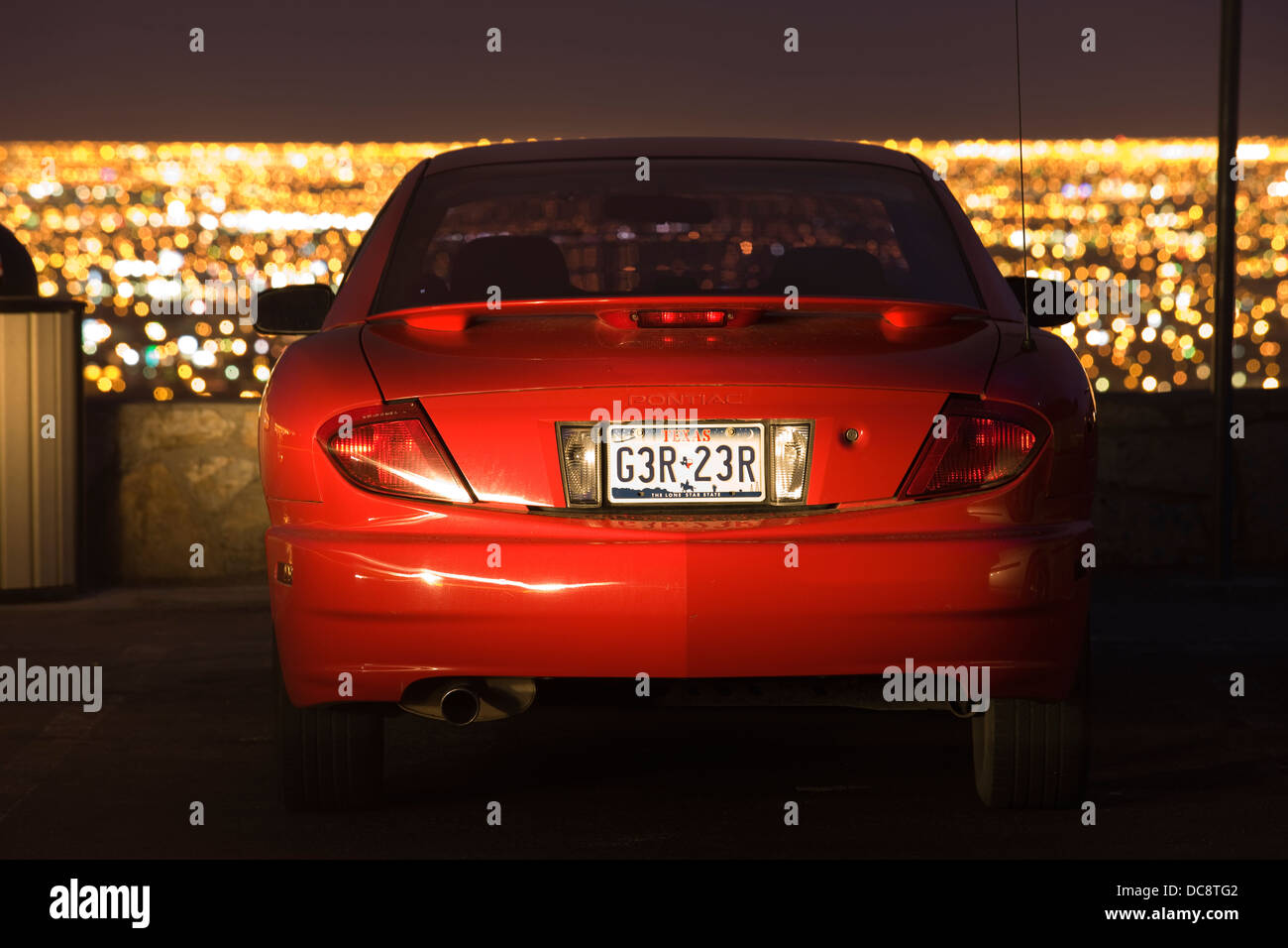 Auto rossa parcheggiato a bordo strada si affacciano su El Paso Texas USA TARGA alterata di tag Foto Stock