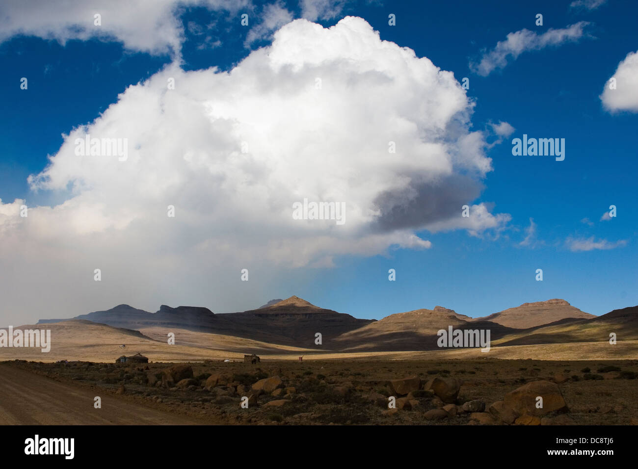Questo è il semi-arido resistente splendido paesaggio della campagna in Lesotho, Africa. Foto Stock