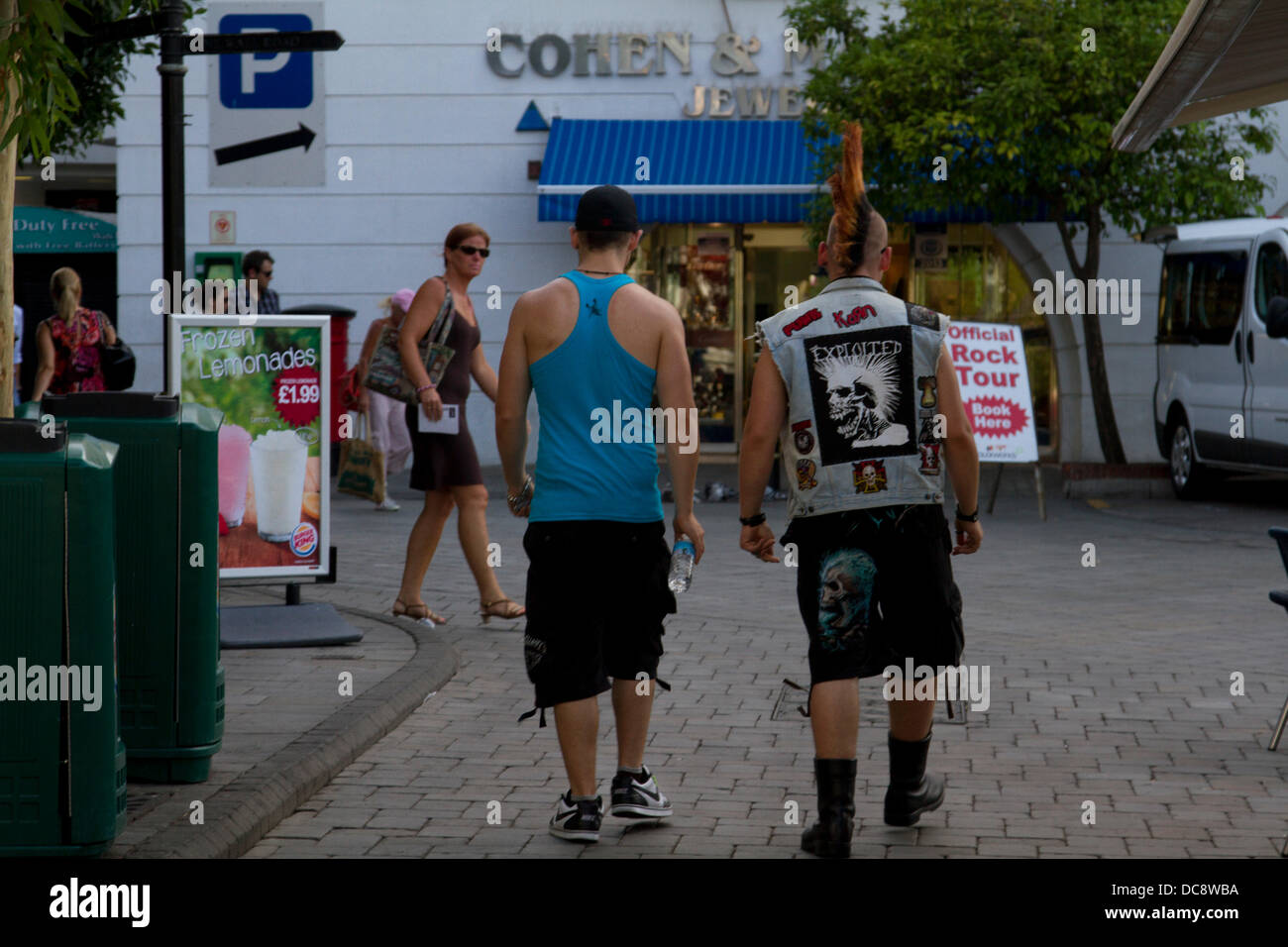 Gibilterra. Il 12 agosto 2013. Un uomo che indossa vestito come un punk passeggiate all main street a Gibilterra. Il governo del Regno Unito ritiene che le azioni legali contro la Spagna durante la imposizione di ulteriori controlli di frontiera. Le tensioni tra lo spagnolo e i governi britannici sono stati sollevati dopo la Spagna il ministro degli esteri ha annunciato che avrebbe preso in considerazione la possibilità di imporre una tassa per attraversare il confine con Gibilterra come retaliotory si muovono oltre la costruzione di un reef artificiale in acque britanniche che sta avendo un impatto negativo sui pescherecci spagnoli sull'area Credito: amer ghazzal/Alamy Live News Foto Stock