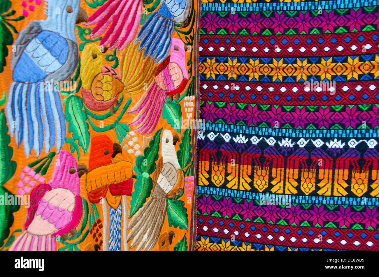 Guatemala, Livingston. Colorato ricamo tradizionale tessuto con uccelli tropicali, specialità del Guatemala. Foto Stock