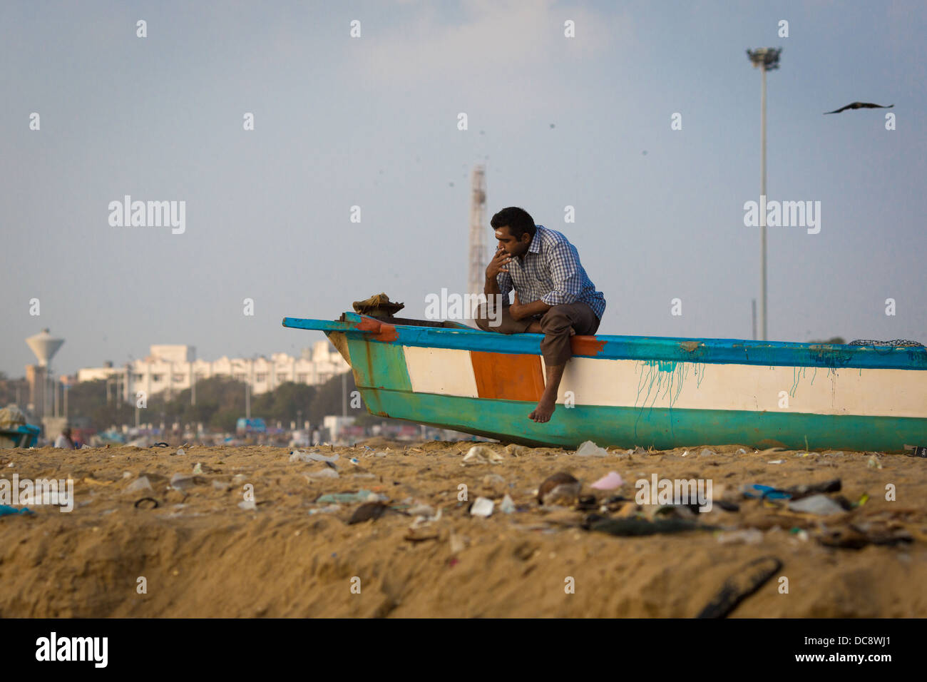 CHENAI, India - 10 febbraio: pescatore indiano sulla spiaggia di Marina al mattino Foto Stock