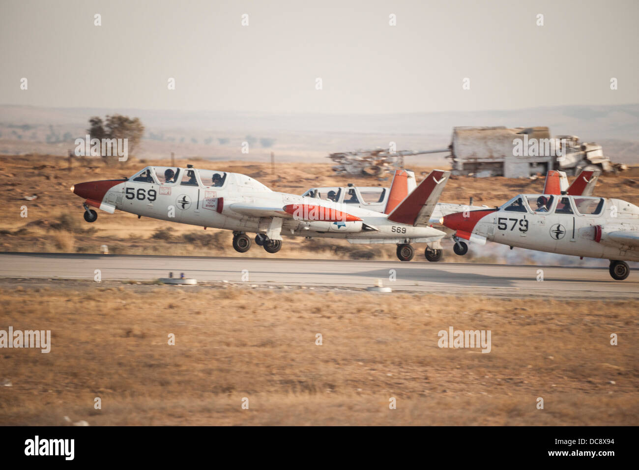 Hazerim AFB, Israele. Forza Aerea israeliana (IAF) Aerobatic Team piani decolla in unisono. Foto Stock