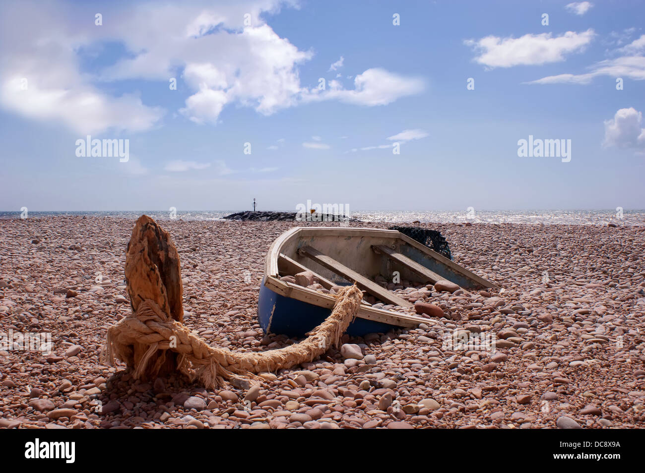Vecchia barca sulla spiaggia di Sidmouth Foto Stock