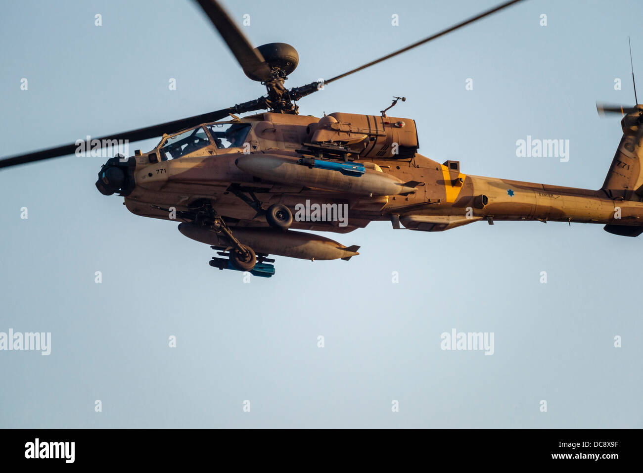 Forza Aerea israeliana (IAF) AH-64 Longbow Apache elicottero d'assalto, noto come 'Saraf' (Seraph) In Israele, con tralicci e missili. Foto Stock