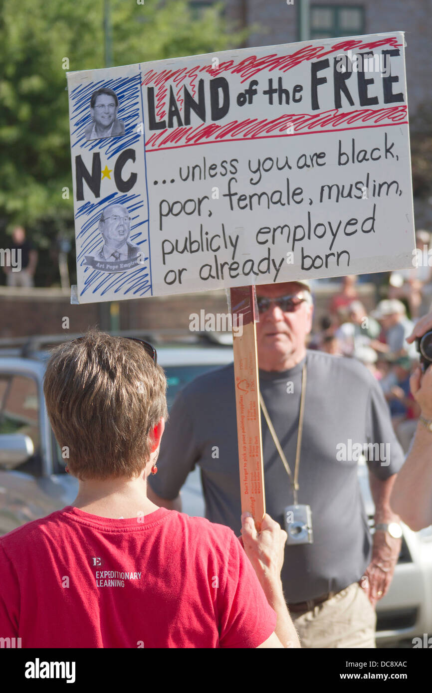 Presso la morale lunedì nel rally di Asheville, North Carolina, Stati Uniti d'America Agosto 5, 2013 Foto Stock