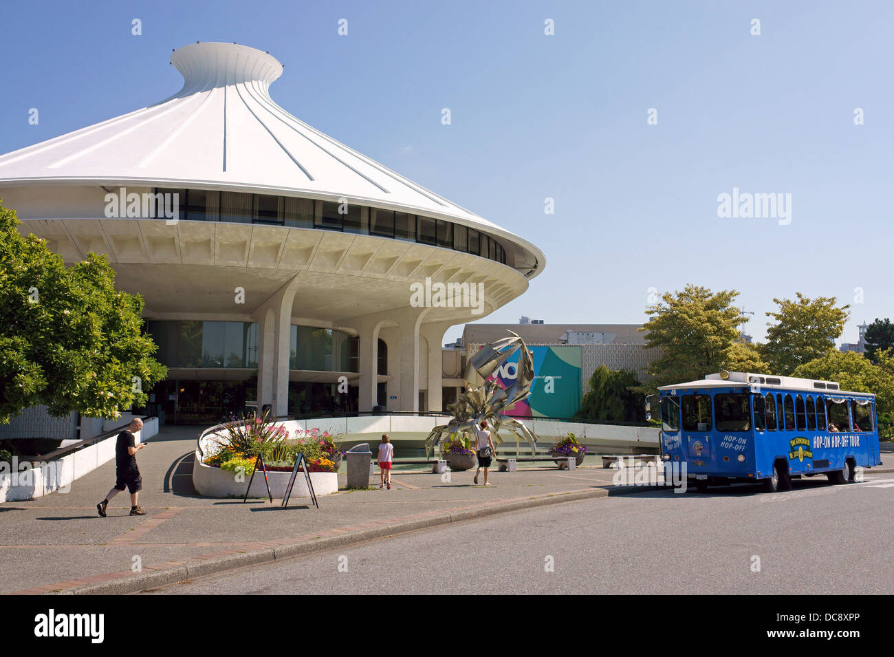 Hop on hop off tour bus di famiglia e di fronte all'H.R. Macmillan Space Centre e Museo di Vancouver, Vancouver, BC, Canada Foto Stock