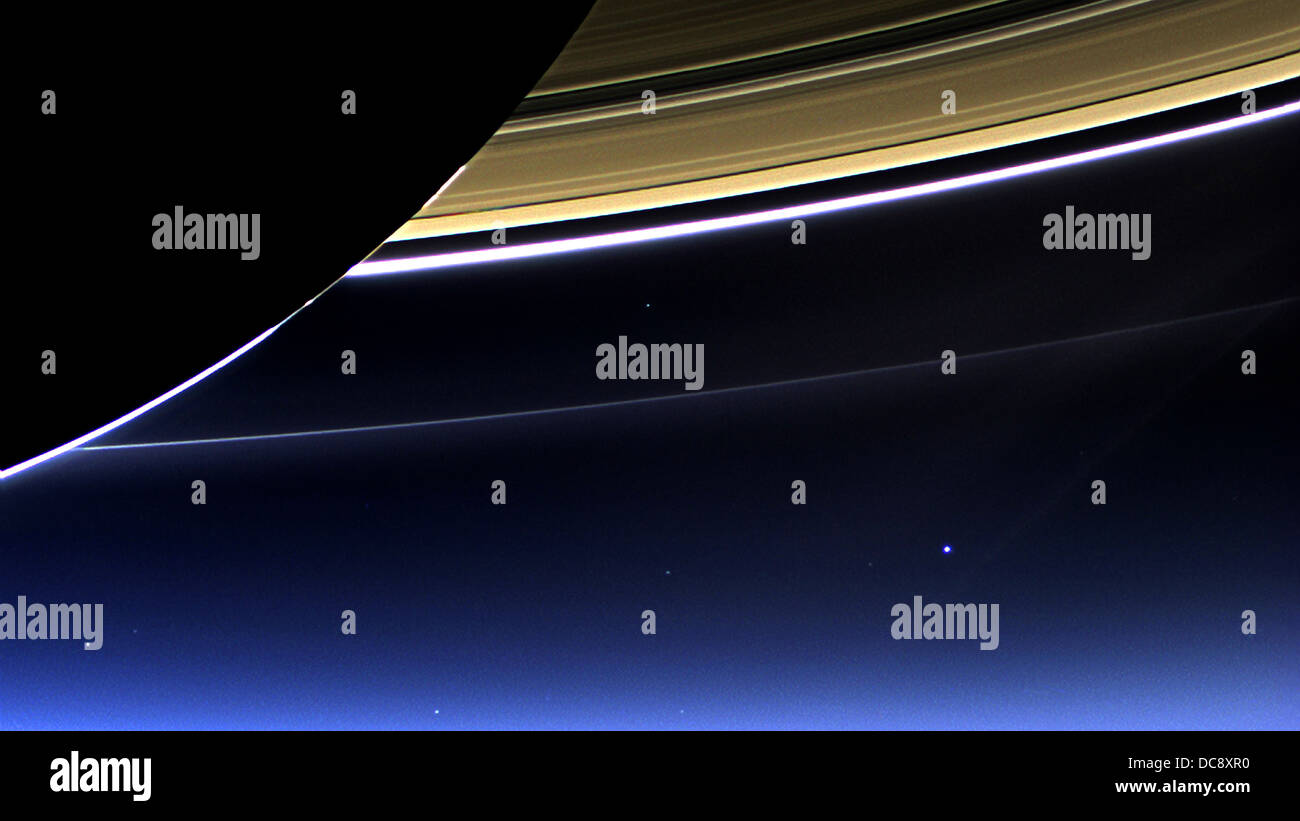 NASA sonda Cassini immagine degli anelli di Saturno e del pianeta Terra e la luna Foto Stock