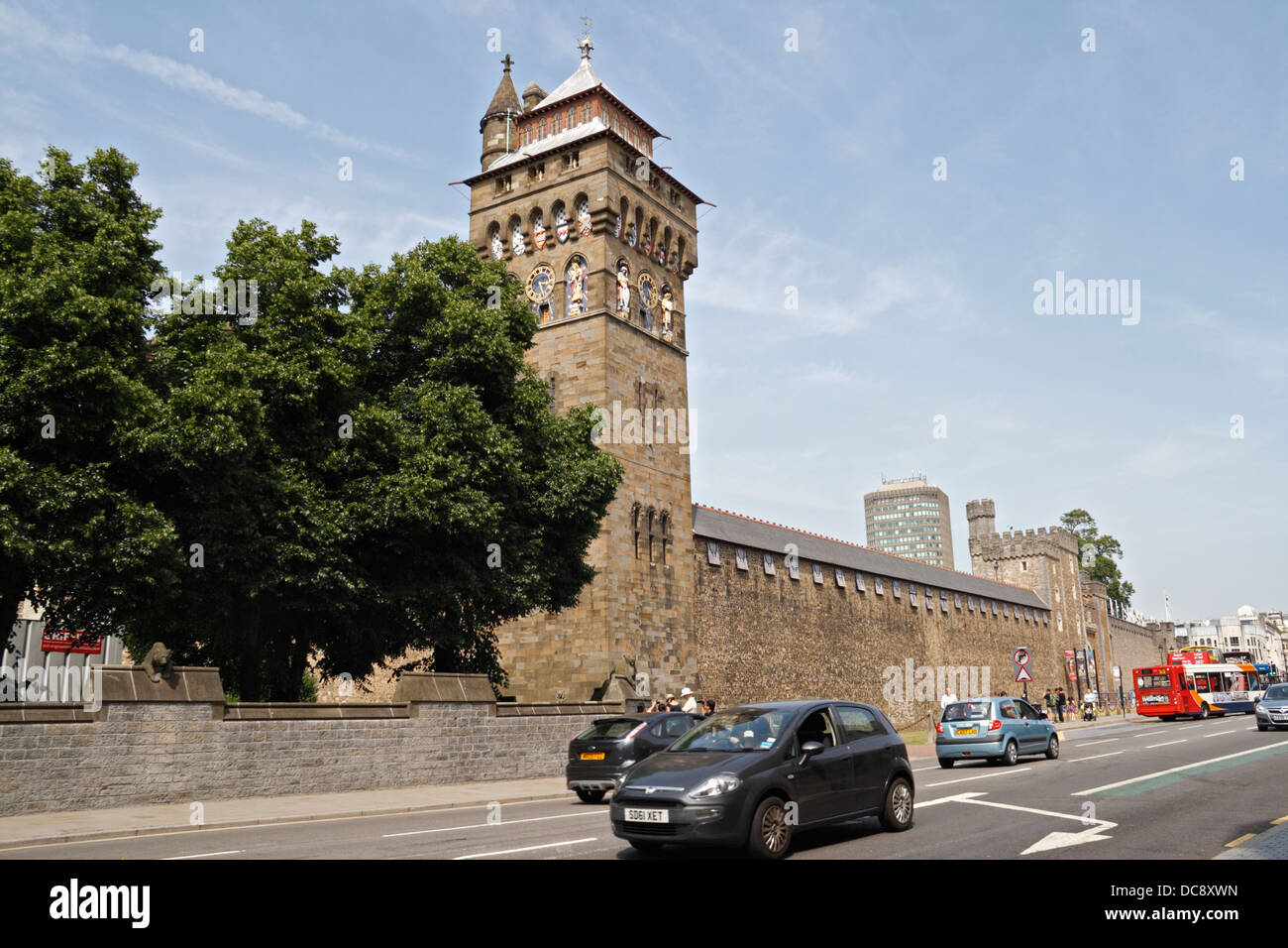 Il traffico passa davanti al castello di Cardiff Wales UK, punto di riferimento del centro città Foto Stock