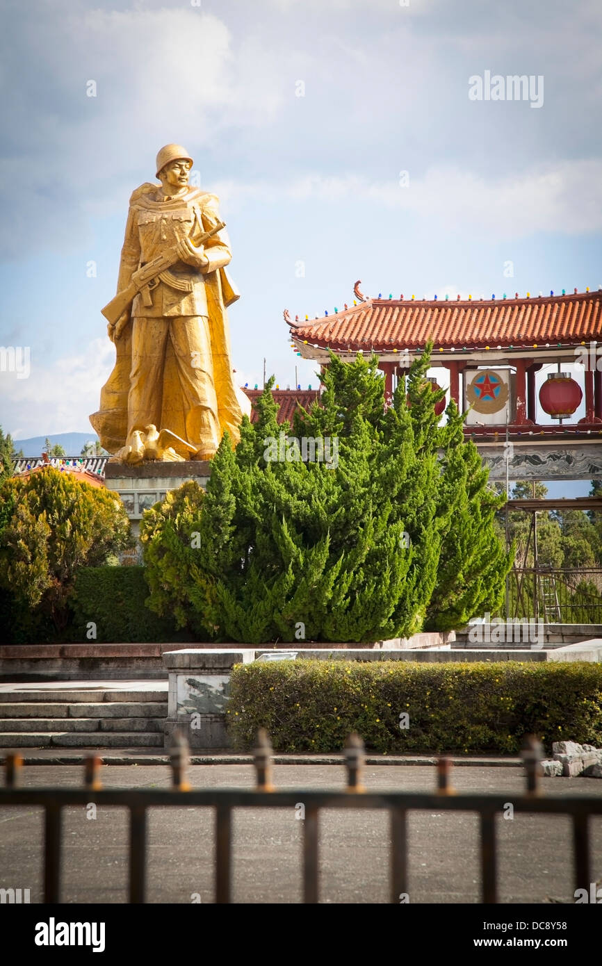 Statua dorata di comunista cinese soldato; Dali, Yunnan, Cina Foto Stock