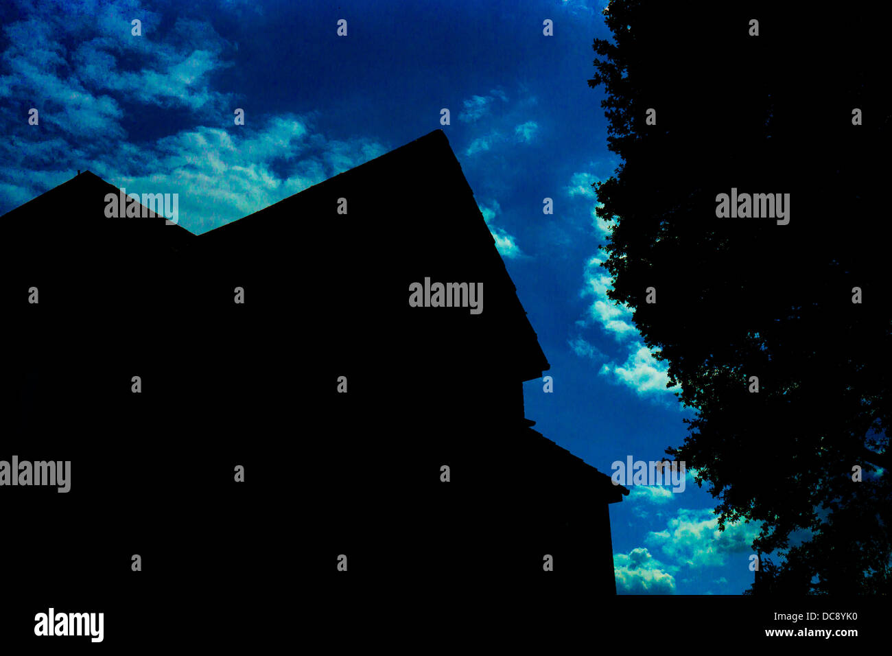 Casa ritaglio ad albero nuvole oscurati edificio casa sky tree intaglio nuvole oscurati edificio chiaro cielo soleggiato con nuvole Foto Stock