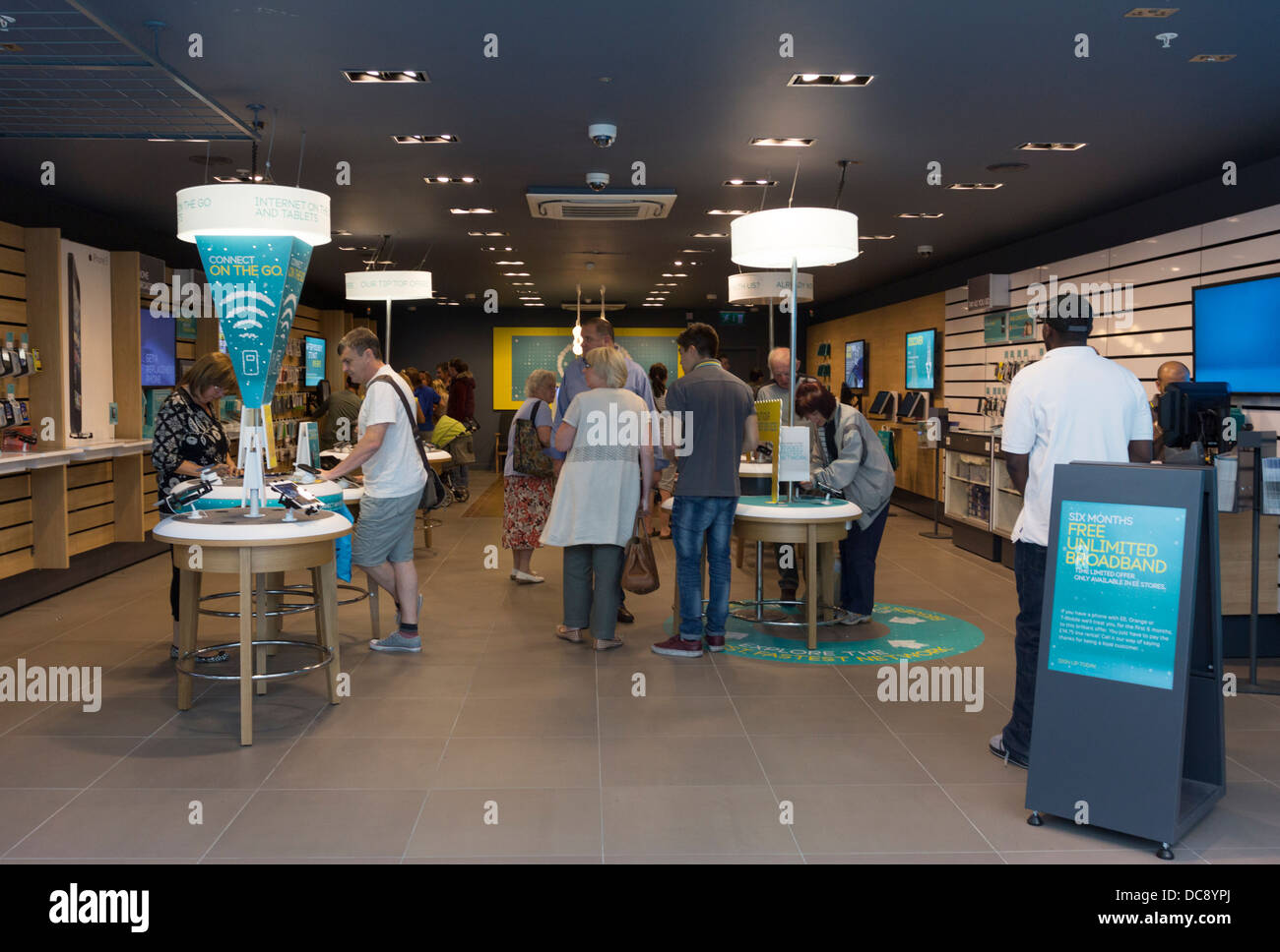 EE (tutto dappertutto) - Mobile Phone Store - Intu Shopping centre - Watford Foto Stock