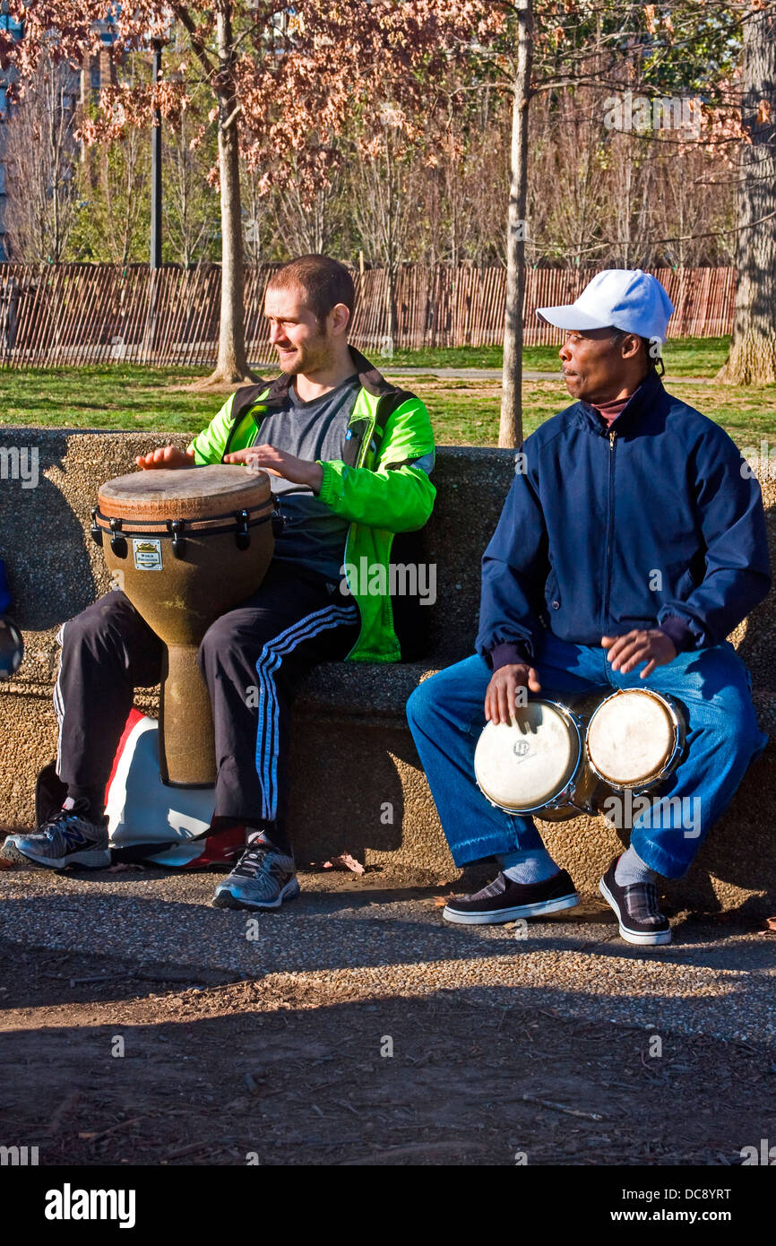 Batterista maschio a Meridan Hill Park a Washington, DC. Foto Stock