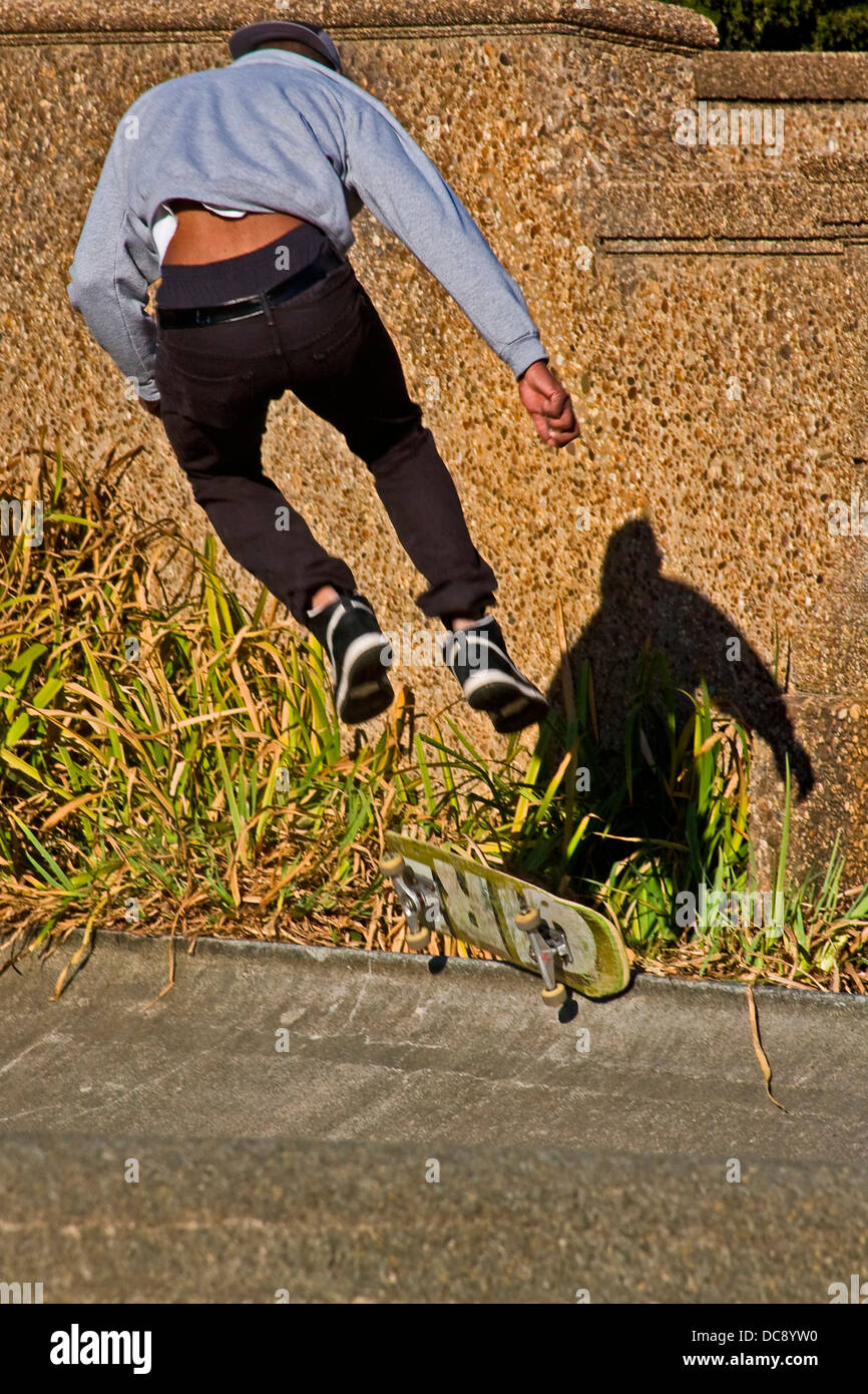 Maschio al guidatore di skateboard Meridan Hill Park a Washington, DC. Foto Stock
