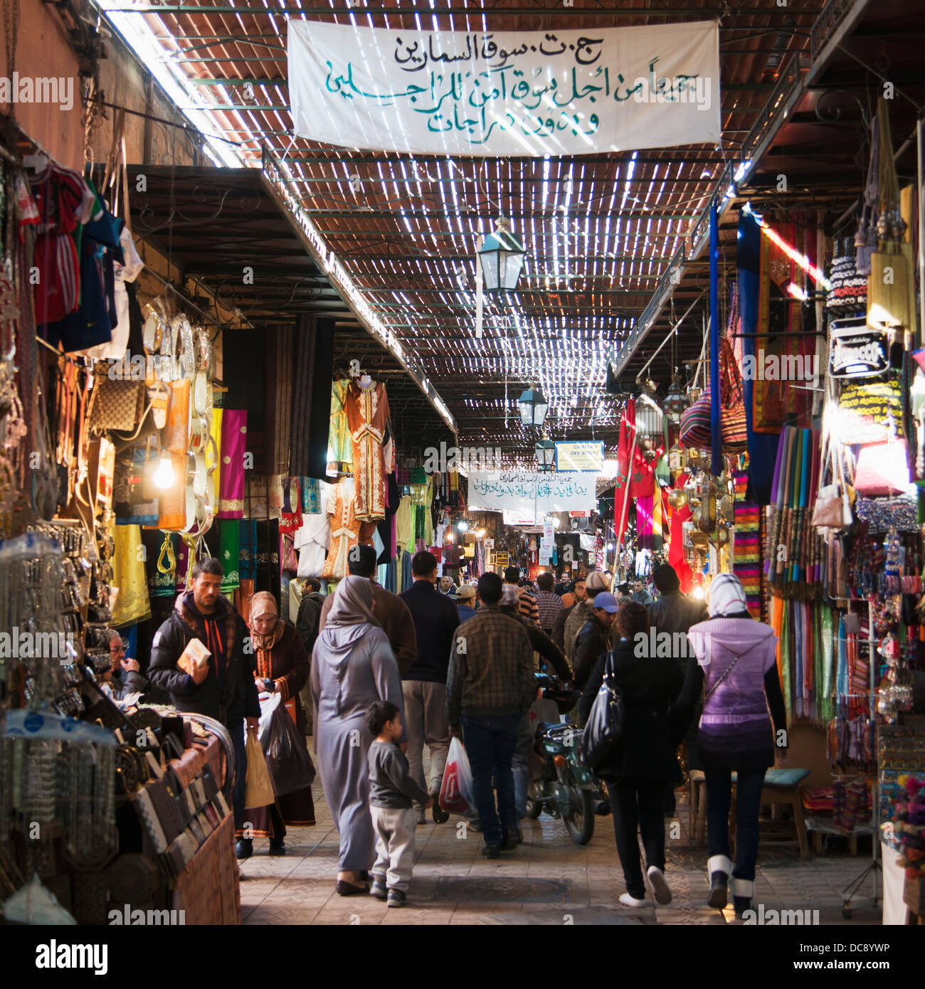 Una passerella occupato attraverso il mercato; Marocco Foto Stock
