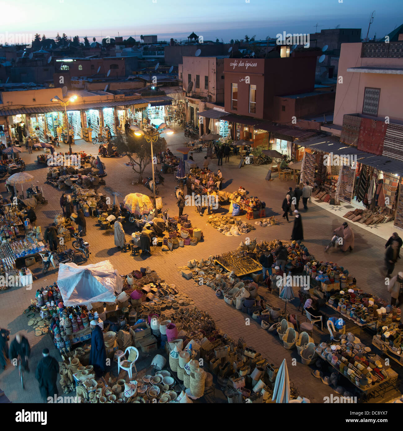 Elevato angolo di visione del mercato al crepuscolo; Marrakesh, Marrakech-Tensift-El Haouz, Marocco Foto Stock