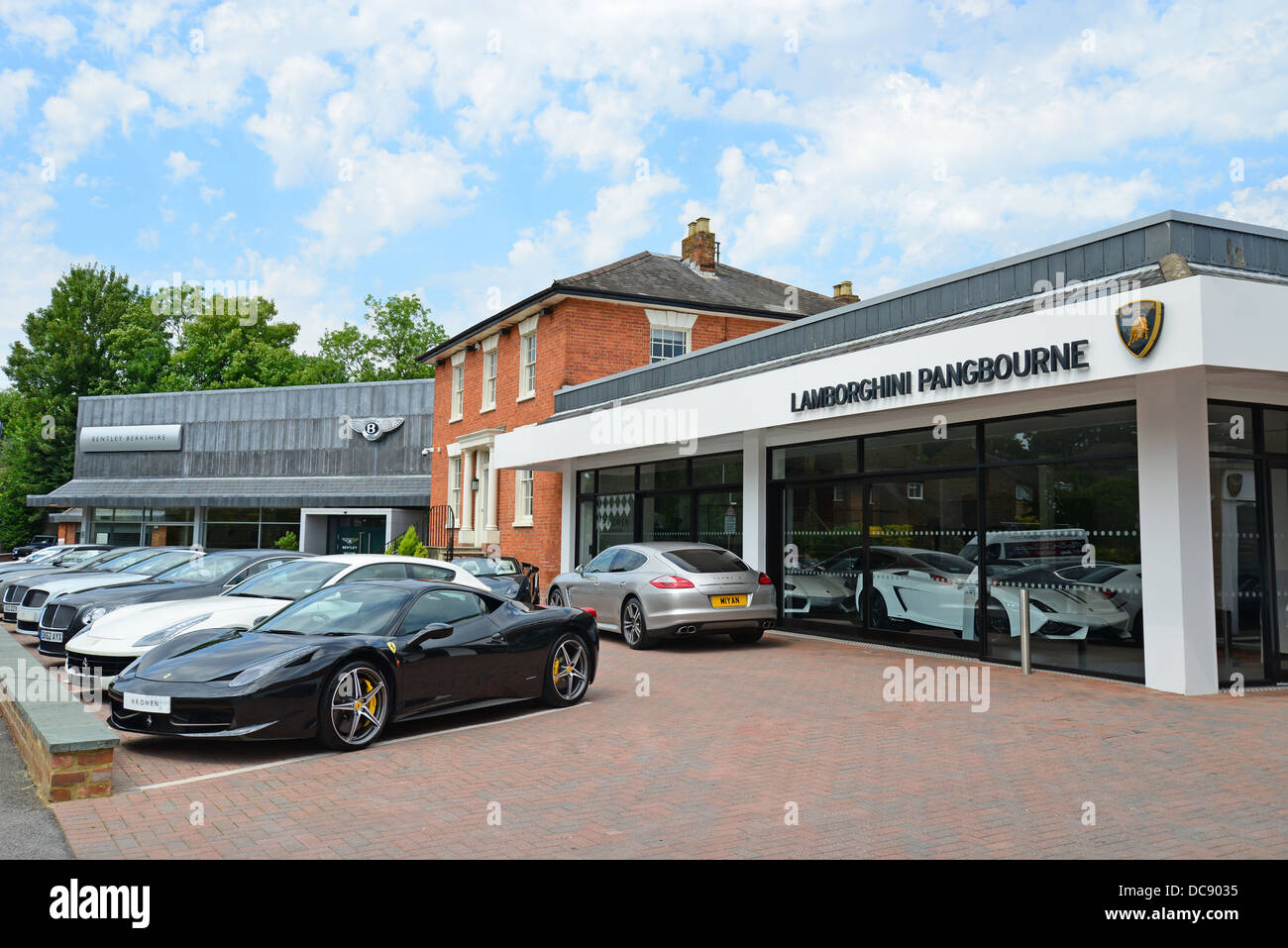 HR Owen Gruppo Lamborghini Pangbourne concessionarie auto, Station Road, Pangbourne, Berkshire, Inghilterra. Regno Unito Foto Stock