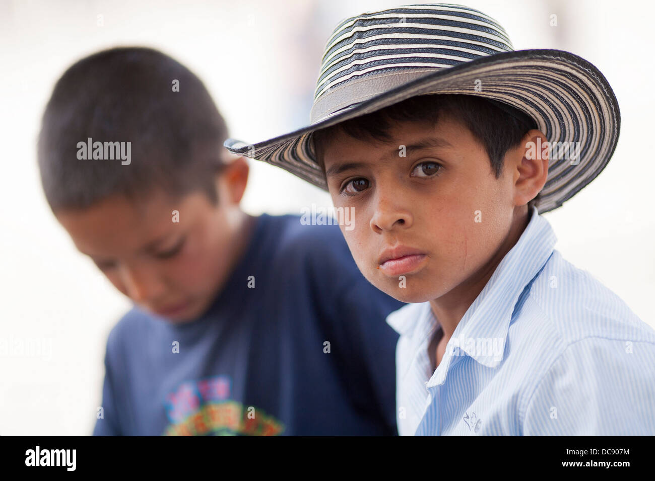 Un giovane ragazzo colombiano indossa un tradizionale sombrero vueltiao nella plaza di Villa de Leyva nel Boyaca dipartimento della Colombia Foto Stock