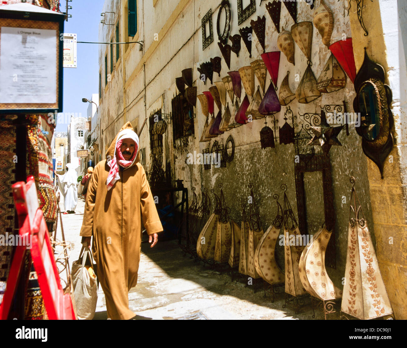 Berber uomo in abiti tradizionali essaouira marocco Foto Stock