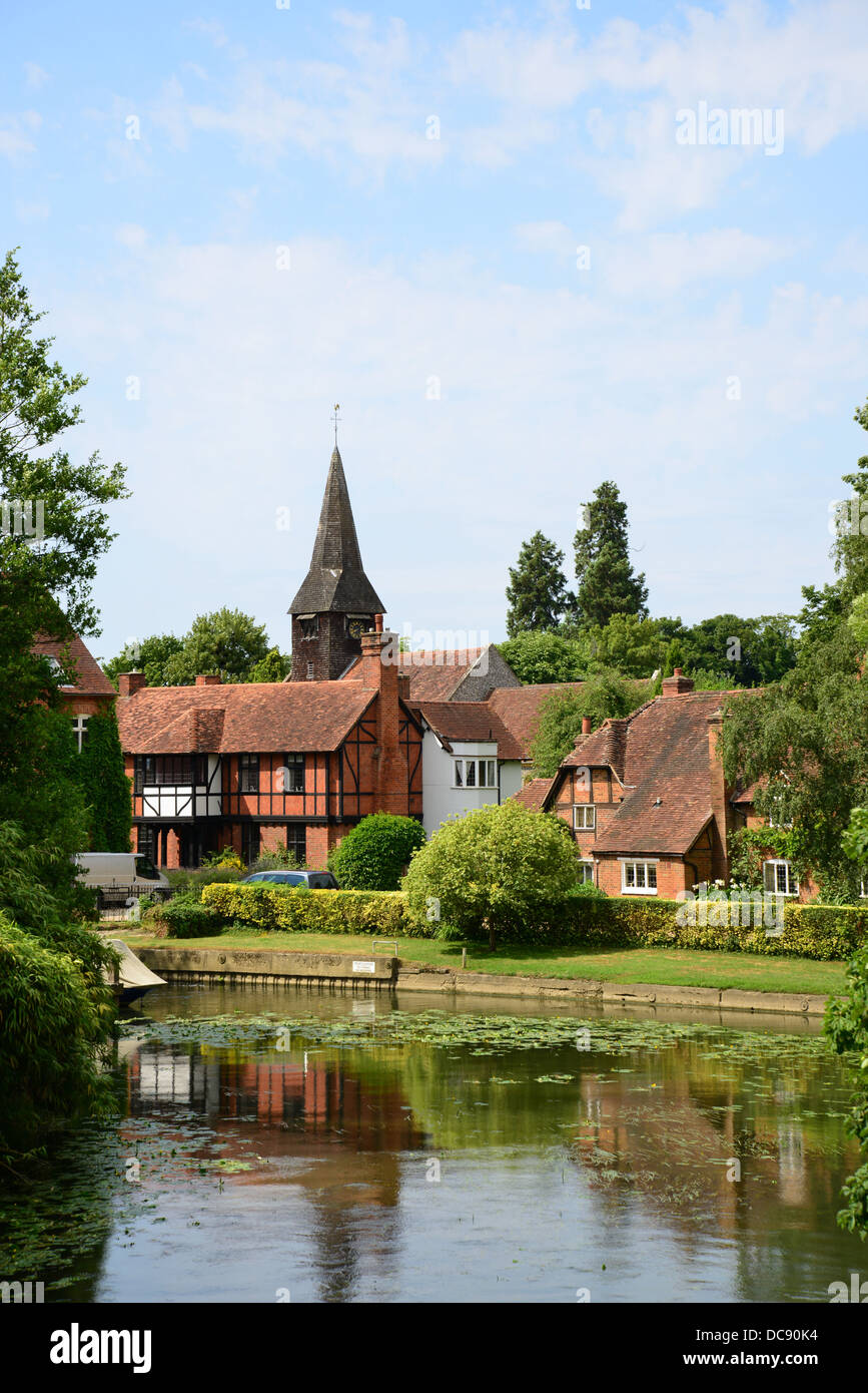 Vista villaggio sul fiume Tamigi, Whitchurch-on-Thames, Oxfordshire, England, Regno Unito Foto Stock